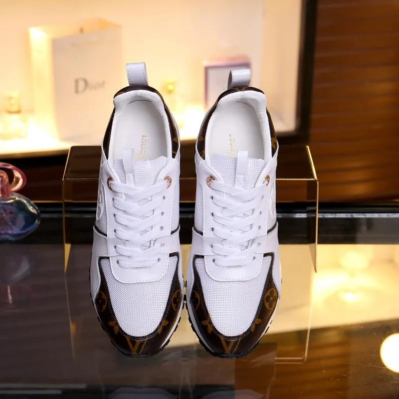 👟👟Ex-factory price 400👟👟 Men's size +10 Couple style, 2019 spring and summer new LOUIS VUITTON The same style of casual sports shoes is launched on Louis Vuitton's official website. Fabric: imported cowhide/cow velvet/breathable mesh, (imported mesh with silicone LV logo), rubber combination outsole, 2cm behind the sole, built-in 0.5cm comfortable feet, size 35-41 for women, 39-46 for men, welcome new and old customers to repost pictures for sale